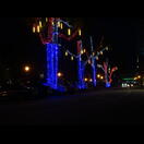 Netze mit LED in den malaysischen Nationalfarben an Bäumen in der Nähe der staatlichen Moschee